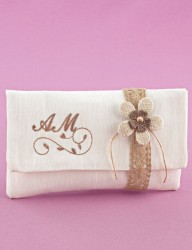 Μπομπονιέρα Γάμου Φάκελος Εκρού με Λουλουδάκι Άμμου και Κέντημα Μονογράμματα με Κλαράκι