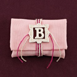 Μπομπονιέρα Βάπτισης Ροζ Φάκελος με Μονόγραμμα σε Κορνίζα